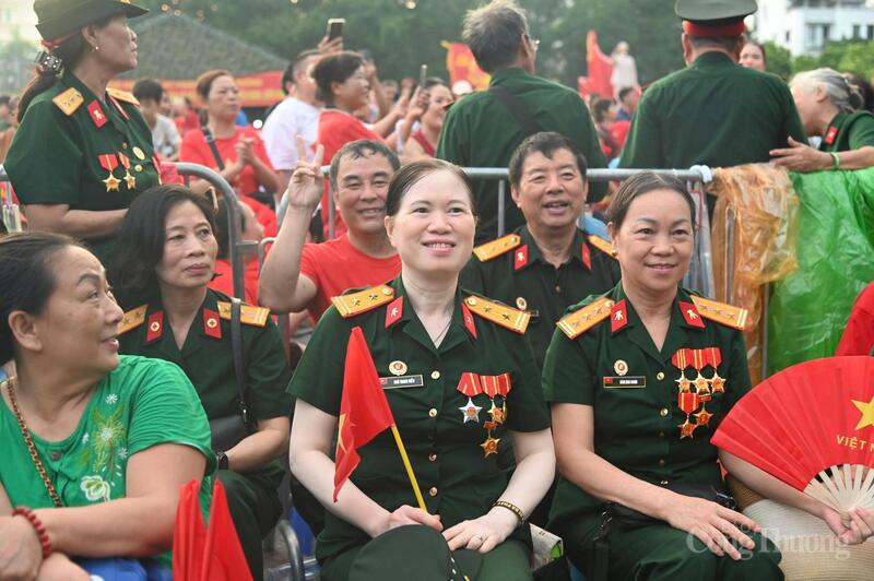 Ngay từ chiều ngày 1/9, các cựu chiến binh, nữ thanh niên xung phong đã được các lực lượng chức năng bố trí, sắp xếp chỗ ngồi