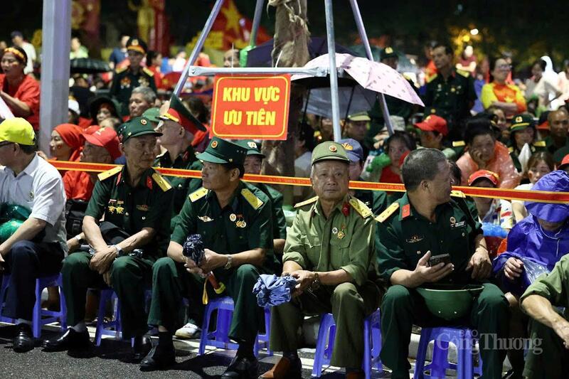 Tri ân cựu chiến binh bằng hàng ghế ưu tiên xem diễu binh, diễu hành A80 - 3