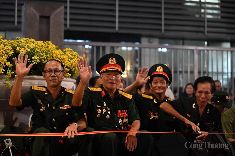 Tại các tuyến phố trung tâm, nơi có các đoàn diễu binh, diễu hành đi qua, lực lượng Công an đã dùng xe chuyên dụng, chở các cựu chiến binh - những người có công với cách mạng đến vị trí ưu tiên chờ xem diễu binh, diễu hành