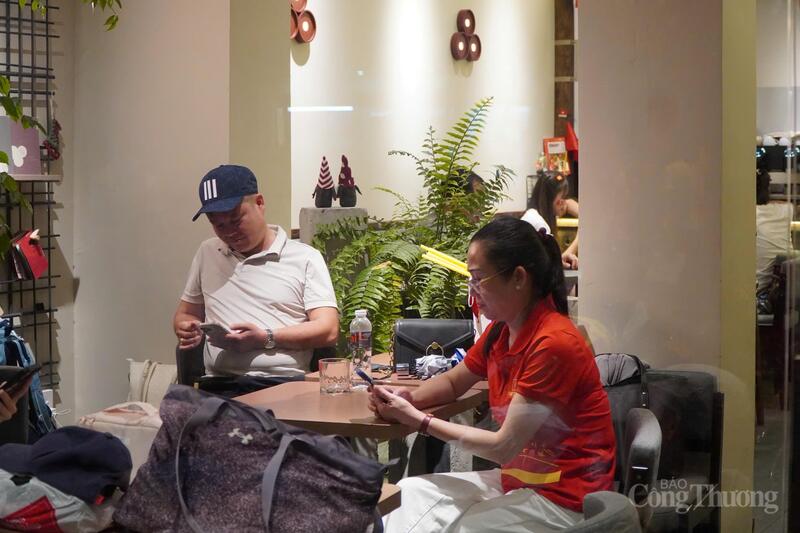 Tại quán cà phê trên phố Lê Duẩn, anh Nguyễn Văn Hùng (40 tuổi, phường Thanh Xuân) cho biết: “Tôi đưa cả gia đình ra từ chiều tối, đi sớm để tránh tắc đường. Trẻ con thì ngồi chơi trong quán, người lớn vừa uống nước, vừa trò chuyện, chờ đến sáng ra xem diễu binh. Ngồi quán cà phê thoải mái hơn nhiều so với ngoài đường”
