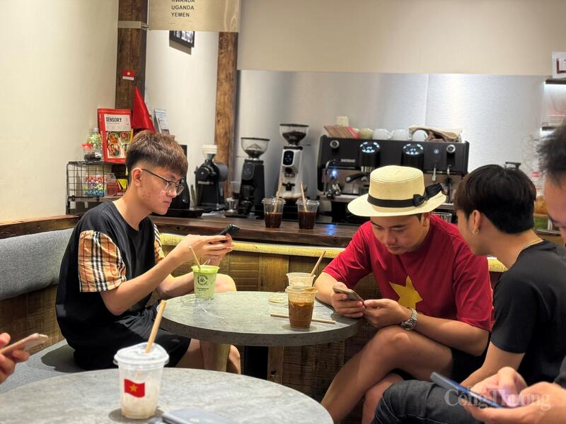 Không chỉ người Hà Nội, nhiều du khách ngoại tỉnh cũng coi quán cà phê là điểm trú chân an toàn. Anh Nguyễn Văn Nam (30 tuổi, Hải Phòng) chia sẻ: “Tôi cùng nhóm bạn lên Hà Nội từ chiều. Quán cà phê kín khách, nhưng ai cũng vui vẻ vì có chỗ ngồi chờ, vừa ấm áp vừa yên tâm”