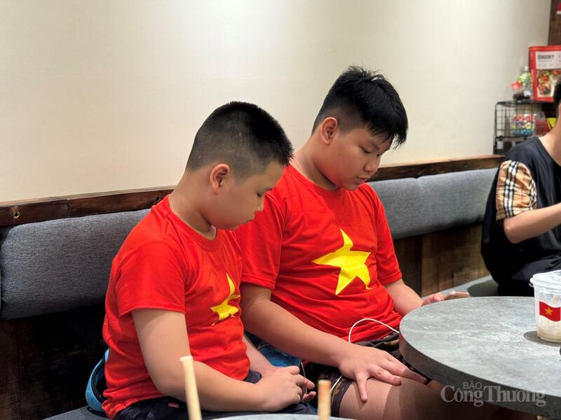 Em Nguyễn Hùng Anh (đến từ Ninh Binh) háo hức: “Em may mắn tìm được 1 quán cà phê để ngồi nghỉ, vừa được ngồi mát, vừa cùng bạn bè chơi, chụp ảnh. Em mong đến sáng sớm mai để được nhìn thấy các chú bộ đội đi qua”