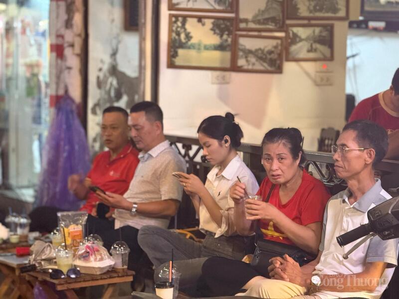 Nhiều người chọn các quán cà phê tại các tuyến phố trung tâm là địa điểm lý tưởng cho "đêm không ngủ" chờ đoàn diễu hành
