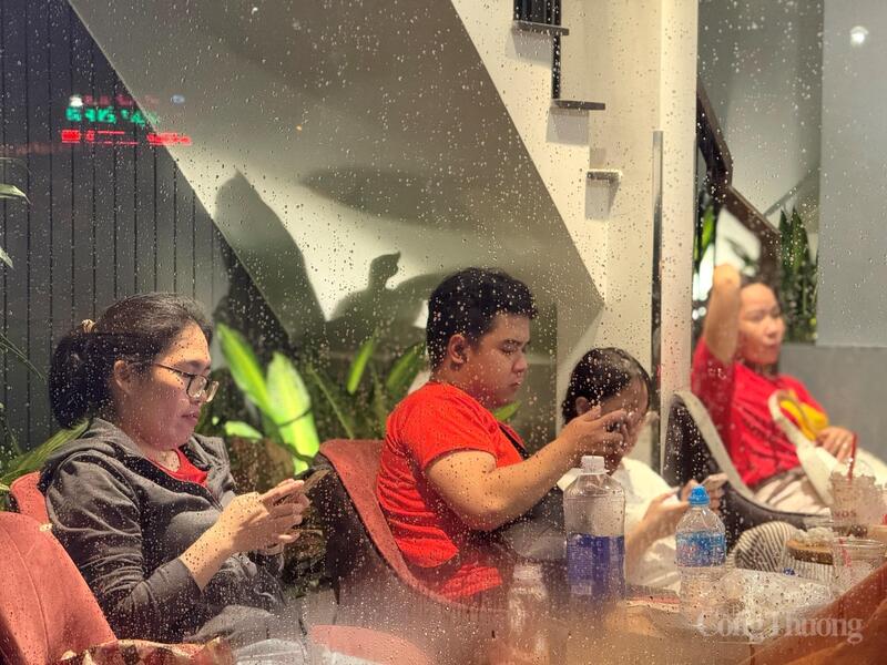 Không chỉ người Hà Nội, nhiều du khách ngoại tỉnh cũng coi quán cà phê là điểm trú chân an toàn. Anh Nguyễn Văn Nam (30 tuổi, Hải Phòng) chia sẻ: “Tôi cùng nhóm bạn lên Hà Nội từ chiều. Quán cà phê kín khách, nhưng ai cũng vui vẻ vì có chỗ ngồi chờ, vừa ấm áp vừa yên tâm”