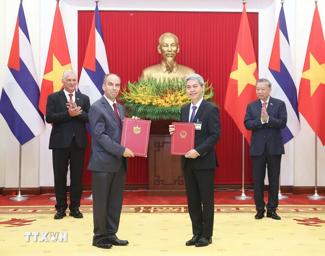 Tổng Bí thư Tô Lâm và Bí thư thứ Nhất, Chủ tịch nước Cuba Miguel Diaz-Canel Bermudez chứng kiến Lễ trao Biên bản Ghi nhớ về hợp tác trong lĩnh vực lưu trữ và quản lý tài liệu giữa Cục lưu trữ (Bộ Nội vụ, Việt Nam) và Cục lưu trữ Nhà nước (Cộng hòa Cuba). Ảnh: Thống Nhất/TTXVN