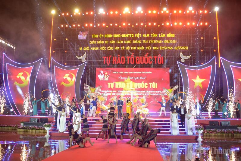 Chương trình nghệ thuật đặc biệt với chủ đề "Tự hào, Tổ quốc tôi". Ảnh: Lê Sơn