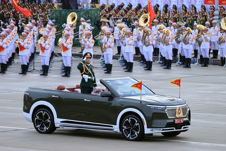 Khối Quân kỳ do đồng chí Thượng tướng Nguyễn Hồng Thái, Ủy viên Trung ương Đảng, Ủy viên Quân ủy Trung ương, Thứ trưởng Bộ Quốc phòng chỉ huy dẫn đầu các khối đại diện cho Quân đội nhân dân Việt Nam anh hùng và dân quân tự vệ. Ảnh: VGP/Nhật Bắc