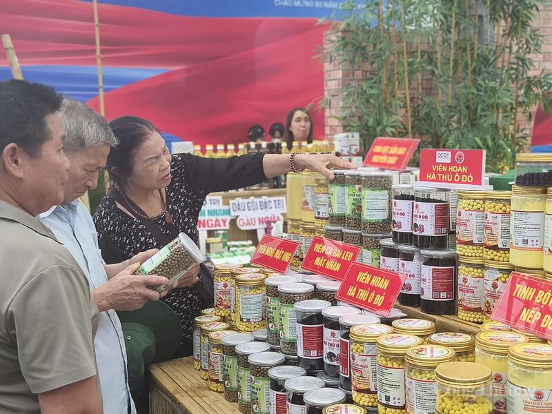 Người tiêu dùng quan tâm đến sản phẩm OCOP tại Triển lãm thành tựu đất nước. Ảnh: Nguyễn Hoà
