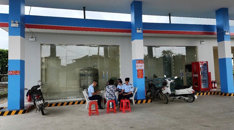 Lực lượng QLTT Thanh Hóa xử phạt một doanh nghiệp kinh doanh xăng dầu trên địa bàn huyện Quảng Xương (cũ) năm 2024 với số tiền 15 triệu đồng. Ảnh: QLTT Thanh Hóa