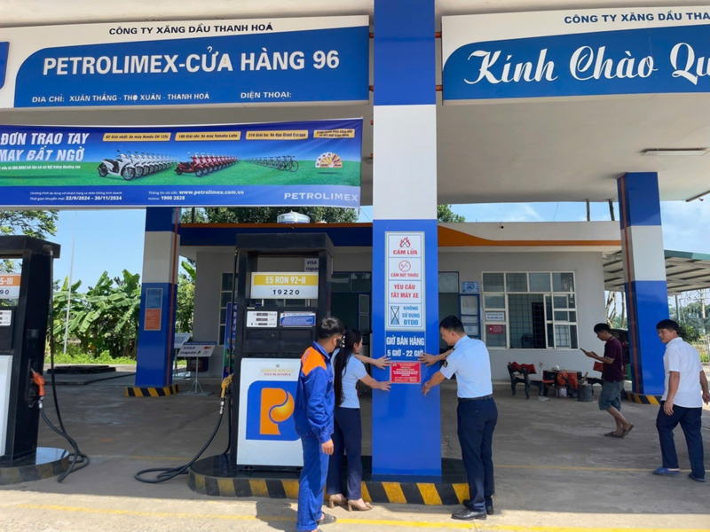 Lực lượng QLTT Thanh Hóa niêm yết thông tin đường dây nóng của Chi cục QLTT Thanh Hóa tại các cửa hàng bán lẻ xăng dầu. Ảnh: QLTT Thanh Hóa