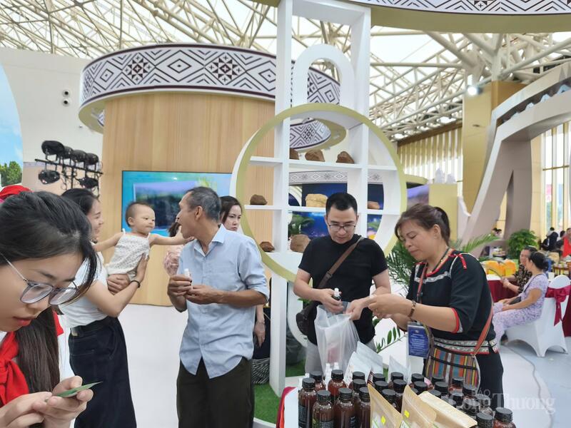 Chị Phan Thị Phương (bên phải) giới thiệu sản phẩm OCOP tỉnh Gia Lai đến người tiêu dùng Thủ đô. Ảnh: Nguyễn Hoà