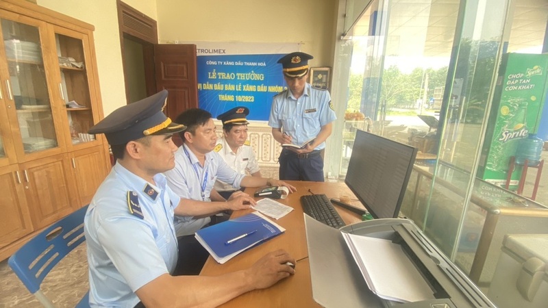 Lực lượng QLTT Thanh Hóa kiểm tra, giám sát hệ thống lưu trữ phần mềm quản lý hóa đơn điện tử bán hàng tại các cơ sở kinh doanh xăng dầu. Ảnh: QLTT Thanh Hóa