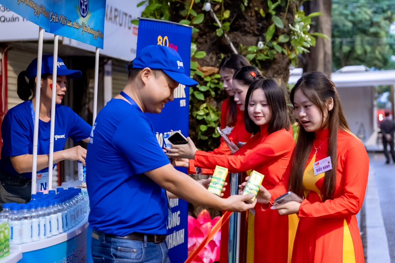 Vinamilk trân trọng trao những món quà dinh dưỡng. (Ảnh: Vi Nam)