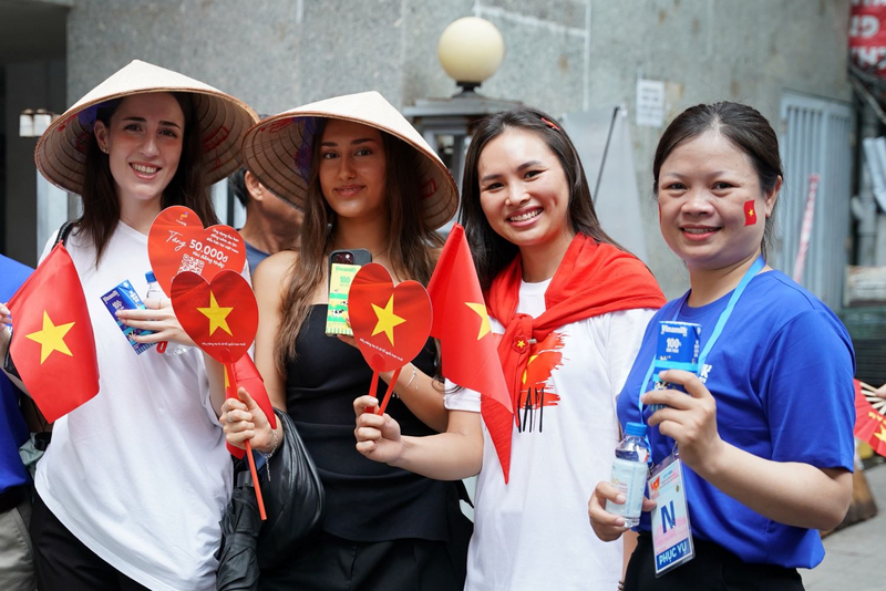 Không chỉ với người dân trong nước,không khí lễ hội đã lan tỏa đến với những người khách nước ngoài đang có mặt tạiHà Nội. Các cô gái nước ngoài hào hứng thưởng thức các sản phẩm sữa của Vinamilk tại 1 điểm tiếp sức dinh dưỡng. (Ảnh: Vi Nam)