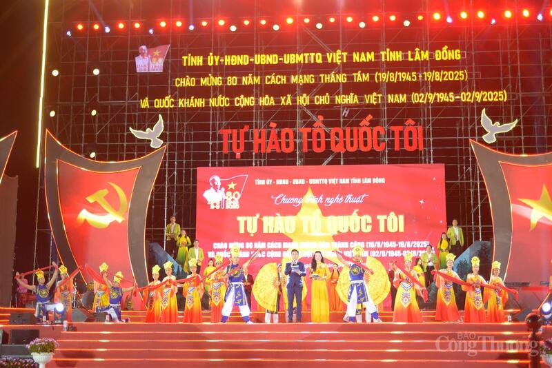 Hoà chung không khí, tại tỉnh Lâm Đồng cũng đã diễn ra các chương trình nghệ thuật đặc biệt chào mừng 80 năm Cách mạng tháng Tám và Quốc khánh 2/9.. Ảnh: Lê Sơn