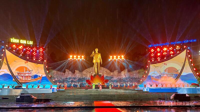 Chương trình nghệ thuật đặc biệt mang chủ đề “Gia Lai: Biển trời giao hòa, tinh hoa ngời sáng”. Ảnh: Hiền Mai