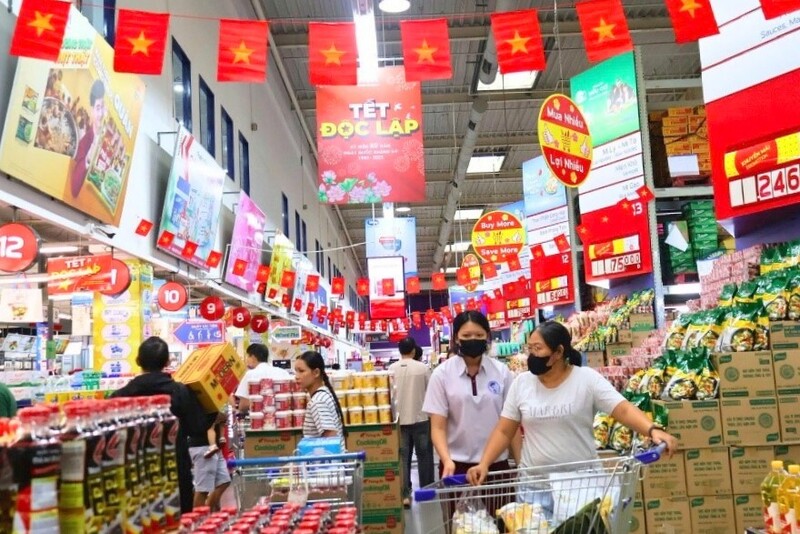 MM Mega Market bùng nổ chương trình "Tết Độc Lập - Mừng 80 năm Quốc khánh" với hơn 2.000 sản phẩm giảm giá sâu từ 20-80% kích cầu tiêu dùng trong dịp lễ. Ảnh: Minh Khuê.