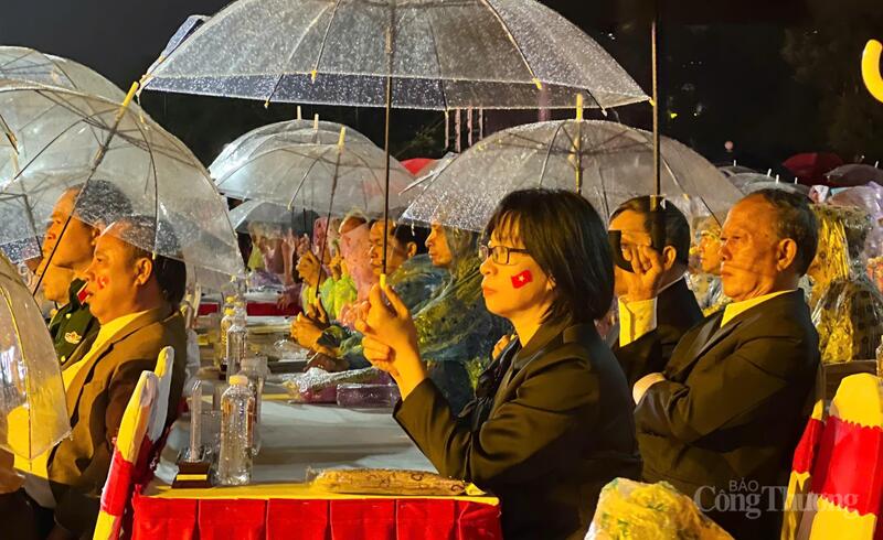 Thời điểm diễn ra chương trình nghệ thuật tại phường Pleiku (tỉnh Gia Lai) mưa kéo dài. Ảnh: Hiền Mai