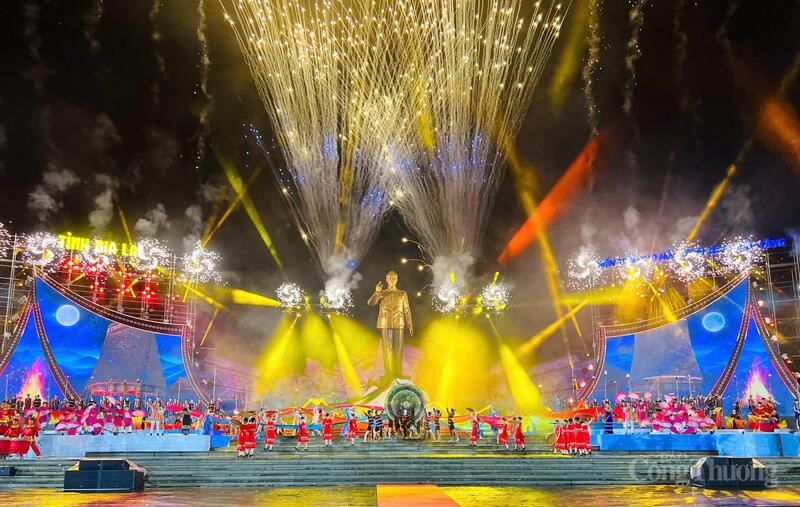Chương trình nghệ thuật đặc biệt mang chủ đề “Gia Lai: Biển trời giao hòa, tinh hoa ngời sáng”. Ảnh: Hiền Mai