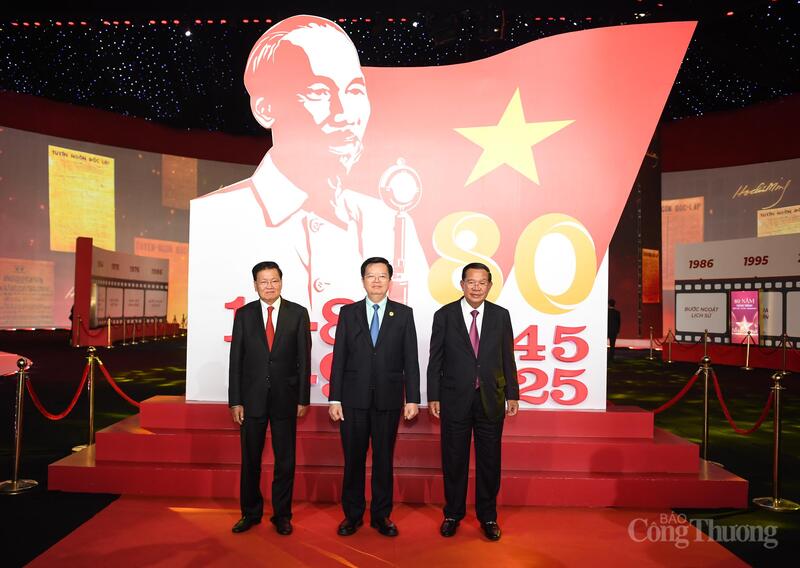 Lãnh đạo Lào, Campuchia tham quan Triển lãm thành tựu đất nước - 5