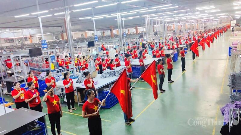 Toàn thể cán bộ, công nhân Công ty CP May Minh Anh Tân Kỳ hòa chung trong sắc đỏ Tổ quốc, trang nghiêm thực hiện nghi lễ chào cờ, hát Quốc ca, tự hào tiếp bước truyền thống 80 năm độc lập dân tộc