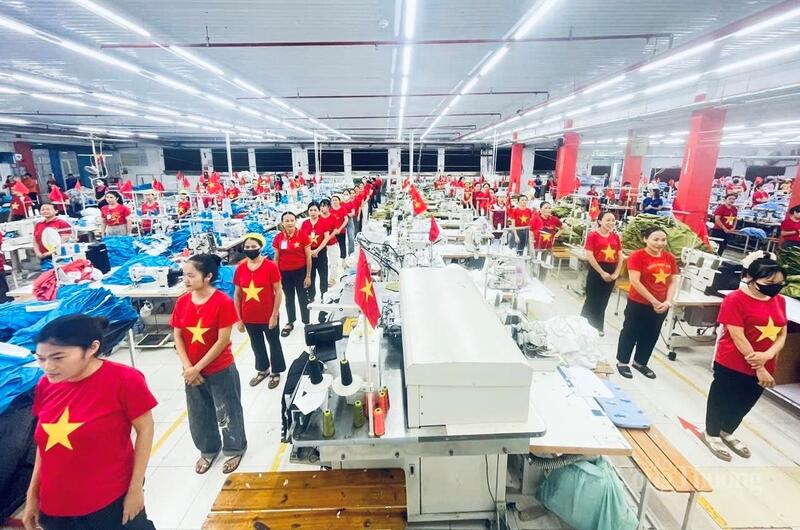 Lễ chào cờ, hát Quốc ca cũng đồng loạt diễn ra trong các doanh nghiệp những ngày cuối tháng 8