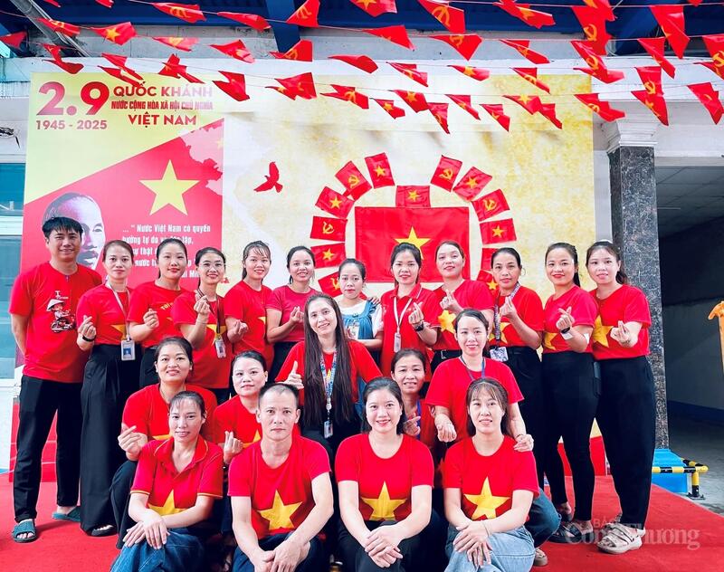 Tại Công ty CP May Minh Anh Kim Liên, các nhà xưởng được phủ cờ Tổ quốc. Lãnh đạo doanh nghiệp này chia sẻ, yêu nước không chỉ là lời nói, mà là hành động, với người lao động đó sự tận tụy trong từng sản phẩm, là tinh thần đoàn kết trong mỗi ca làm việc, là niềm tự hào khi góp sức nhỏ bé của mình để xây dựng Tổ quốc