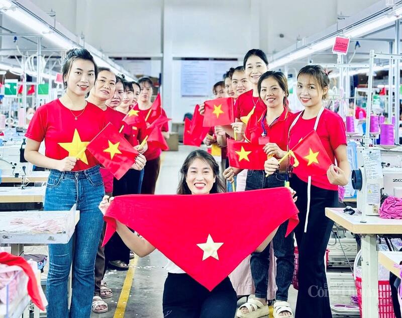 Từng ánh mắt, nụ cười của công nhân lao động đều thể hiện niềm tin yêu, tự hào khi được sống trong một đất nước hòa bình, đang từng ngày phát triển