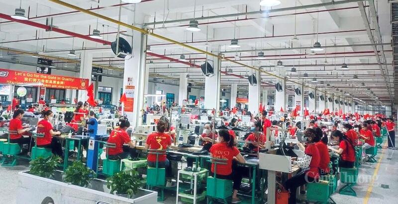 Hòa chung niềm vui dịp Quốc khánh, hàng nghìn công nhân lao động trong các doanh nghiệp ở xã Diễn Châu và Hùng Châu đã cùng mặc áo cờ đỏ sao vàng để ghi lại, lan tỏa những khoảnh khắc đáng nhớ