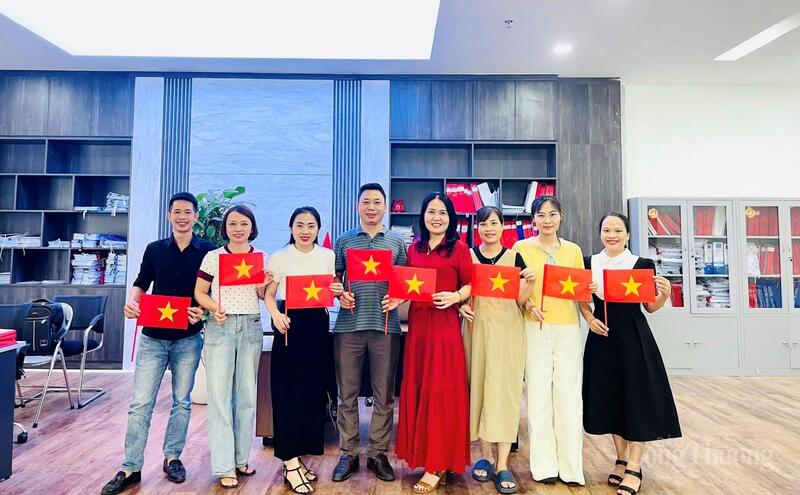 Không chỉ ở nhà xưởng, trong văn phòng làm việc, sắc cờ Tổ quốc hiện diện bên nhân viên, lao động trong từng khoảng khắc đón chào dịp lễ