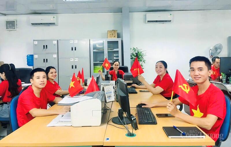 Tự tay trang hoàng nơi làm việc bằng cờ, băng rôn, khẩu hiệu, người lao động trong các doanh nghiệp của xã Nghĩa Đàn biến không gian sản xuất thành điểm nhấn kỷ niệm Quốc khánh, khẳng định vai trò tiên phong của giai cấp công nhân trong sự nghiệp xây dựng đất nước