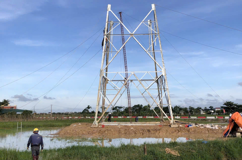 Thi công dựng cột dự án truyền tải điện dịp Lễ Quốc khánh