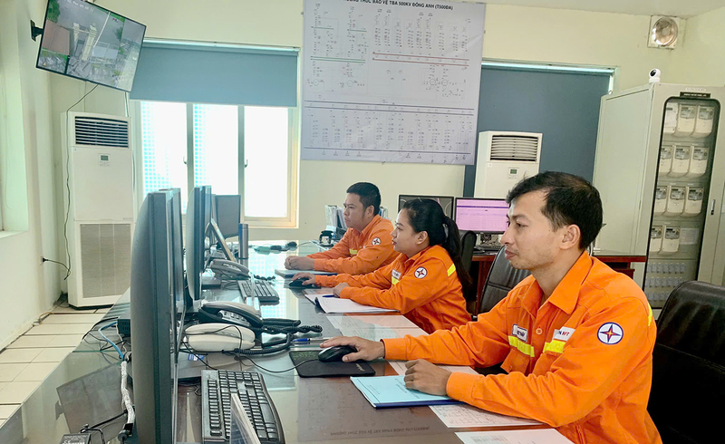 Các kỹ sư điện trực vận hành hệ thống điện dịp Đại lễ 80 năm Quốc khánh