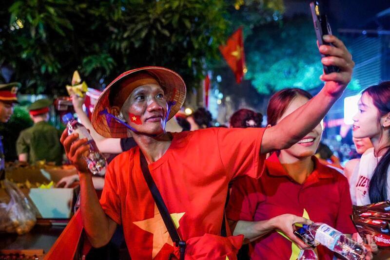 Dịp lễ 2/9 năm nay, áo thun, khăn choàng in quốc kỳ và nhiều phụ kiện rực đỏ trở thành tâm điểm. Ảnh: Thiên Kim