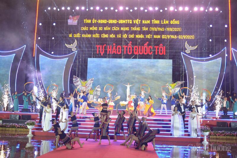 Các chương trình nghệ thuật đã diễn ra ở phường Phan Thiết và Quảng trường Lâm Viên Đà Lạt với chủ đề "Tự hào, Tổ quốc tôi". Ảnh: Lê Sơn