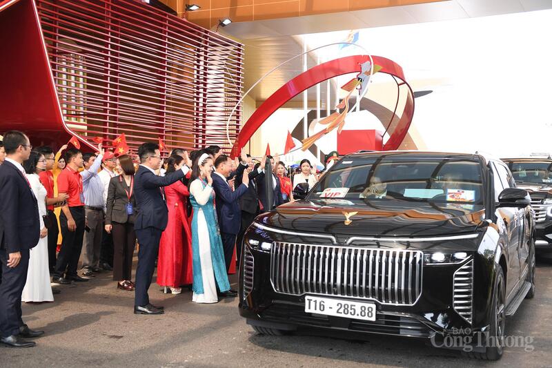 Các nhà lãnh đạo được đưa đón bởi dàn xe đặc biệt - Lạc Hồng 900 LX do VinFast  sản xuất