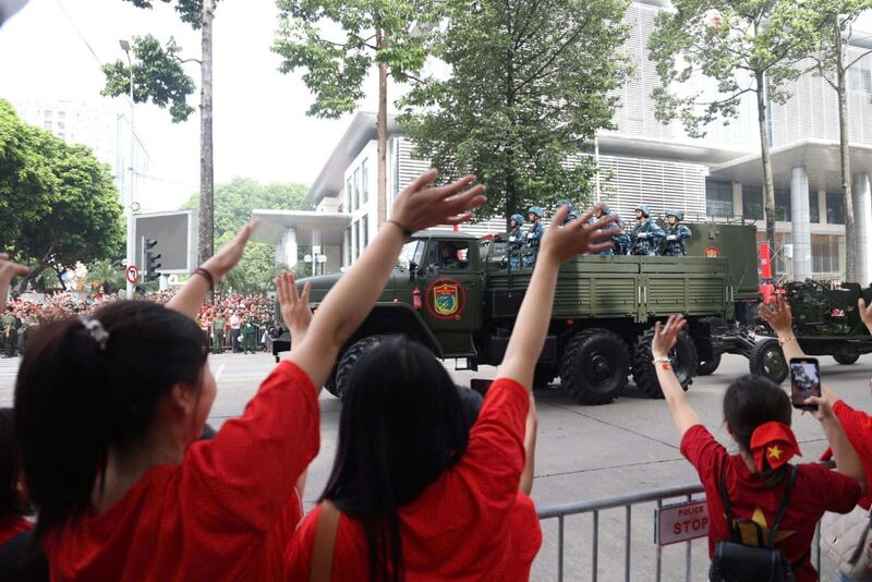 Vẫy chào khối khí tài quân sự.