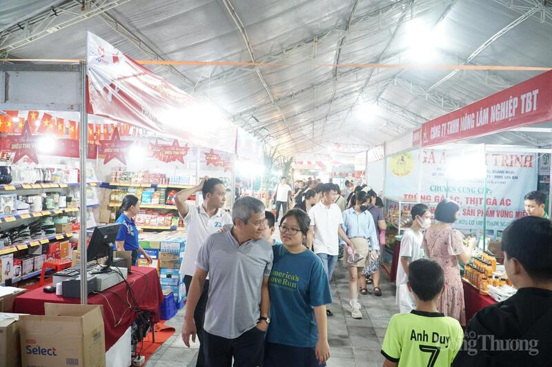 Hội chợ Công Thương và OCOP Quảng Ngãi năm 2025 thu hút hơn 25.000 lượt khách tham quan, mua sắm, kết nối giao thương, mang về doanh thu hơn 5 tỷ đồng cho các hợp tác xã, doanh nghiệp tham gia