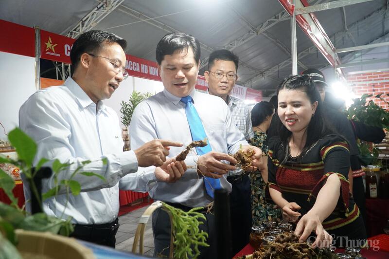 Lãnh đạo tỉnh Quảng Ngãi tham quan gian hàng của xã Ngọc Linh tại Hội chợ Công Thương và OCOP Quảng Ngãi năm 2025