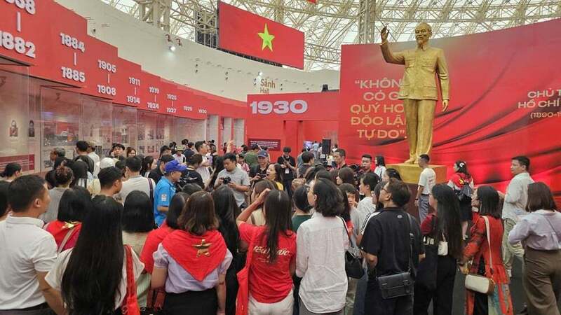 Du khách tham quan triển lãm