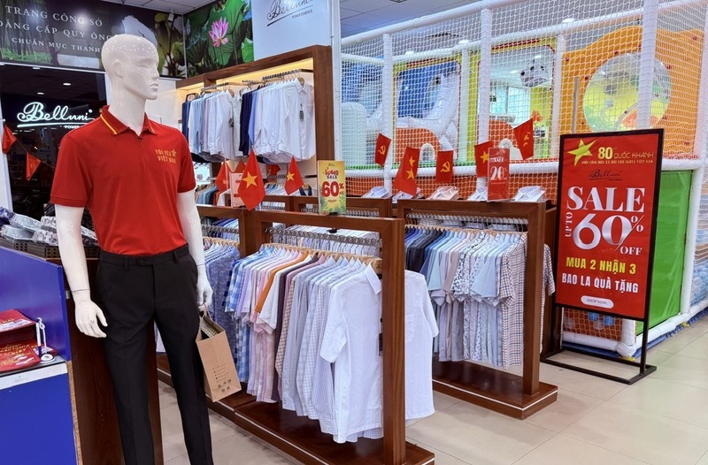 Quầy hàng treo bản khuyến mại giảm giá đến 60% nhưng ít người dừng chân mua. Ảnh: Minh Khuê.