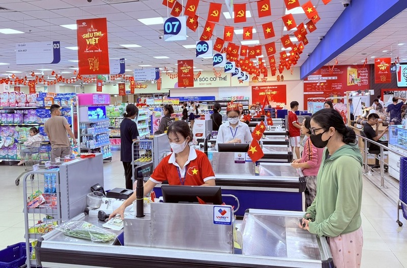 Trước quầy thu ngân, rất ít khách hàng, trái ngược với không khí tấp nập thường thấy mỗi dịp lễ. Ảnh: Minh Khuê.