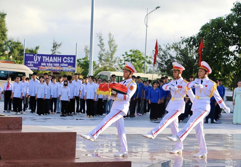 Lễ Thượng cờ thiêng liêng diễn ra tại Đặc khu Cô Tô, tỉnh Quảng Ninh mừng Tết Độc lập. Ảnh: Thanh Tùng