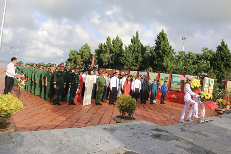 Đại diện lãnh đạo, lực lượng vũ trang và nhân dân tại Đặc khu Cô Tô, tỉnh Quảng Ninh trong lễ Thượng cờ Tổ quốc. Ảnh: Thanh Tùng