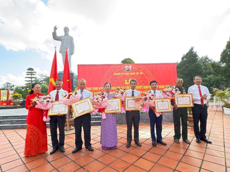 Lãnh đạo Đặc khu Cô Tô, tỉnh Quảng Ninh trao Huy hiệu Đảng tặng các đảng viên lão thành. Ảnh: Thanh Tùng