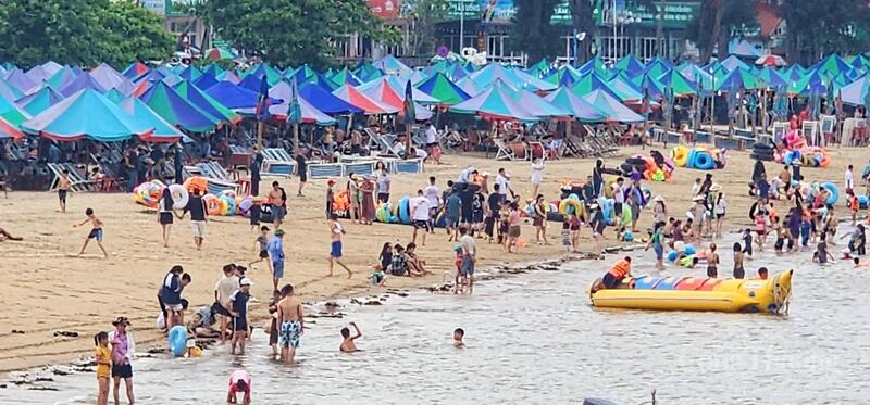 Du khách thăm quan, nghỉ dưỡng tại khu du lịch Đồ Sơn, TP. Hải Phòng