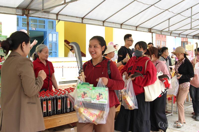 Các hộ dân đồng bào dân tộc Xơ Đăng tại xã Trà Linh (TP. Đà Nẵng) nhận các nhu yếu phẩm, cùng cuốc rựa hôm 30/8 trong chương trình phiên chợ vùng cao