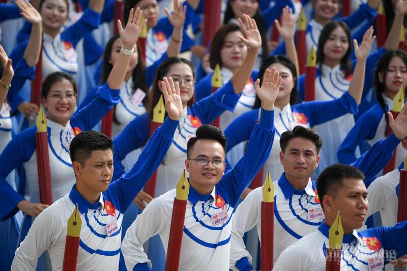 Những "chiến sĩ" trên mặt trận tư tưởng tự hào tham gia ngày hội của dân tộc. Ảnh: Nam Nguyễn