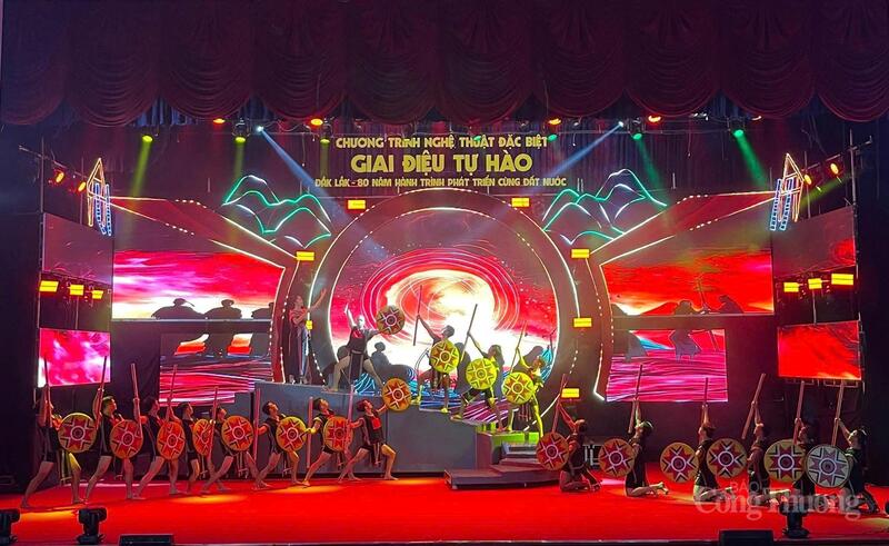 Chương trình nghệ thuật với chủ đề “Giai điệu tự hào” được tổ chức ở phường Buôn Ma Thuột. Ảnh: Hoàng Nguyên