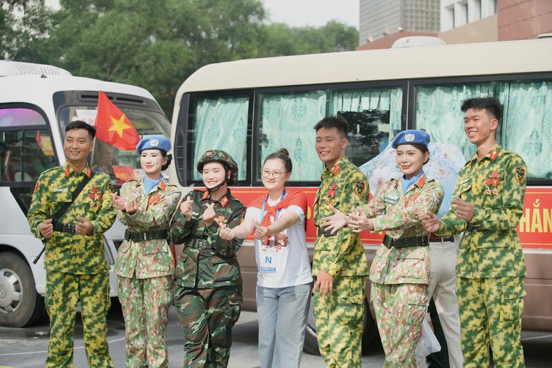 Người dân Thủ đô chụp ảnh lưu niệm trước giờ chia tay các chiến sĩ khối diễu binh